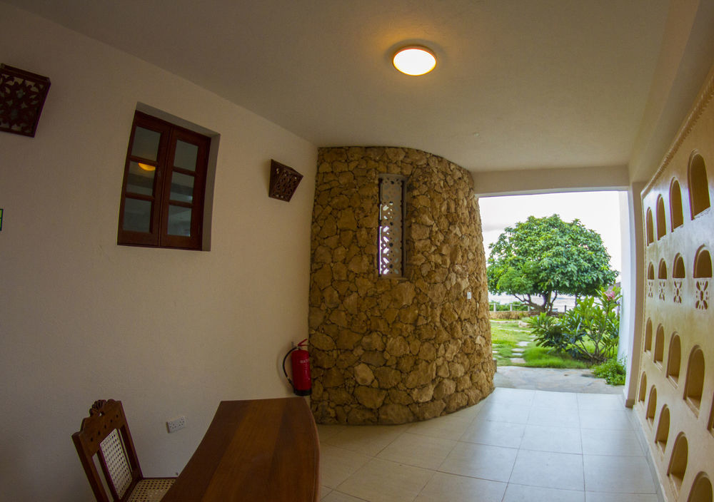 Hill Park Hotel - Tiwi Beach Kültér fotó
