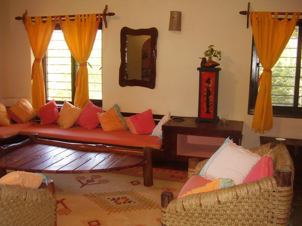 Hill Park Hotel - Tiwi Beach Kültér fotó